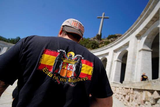 Men wearing a francoist t-shirt at the Valley of the Fallen (by REUTERS)